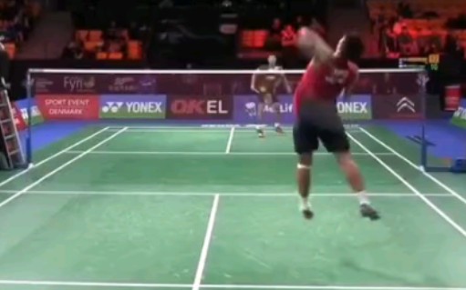 泰国队碾压韩国队,桃田贤斗统治全场 泰国队碾压韩国队,桃田贤斗统治全场