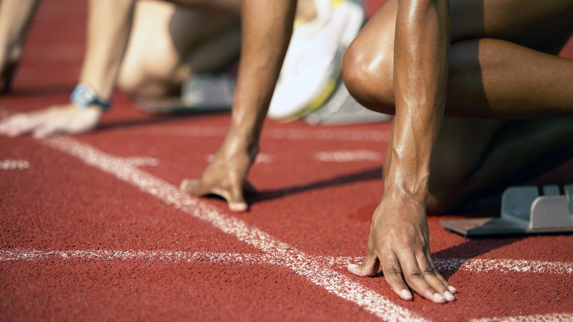 新王登基,拉塞尔驾驶迈凯伦碾压红牛,统治银石全场